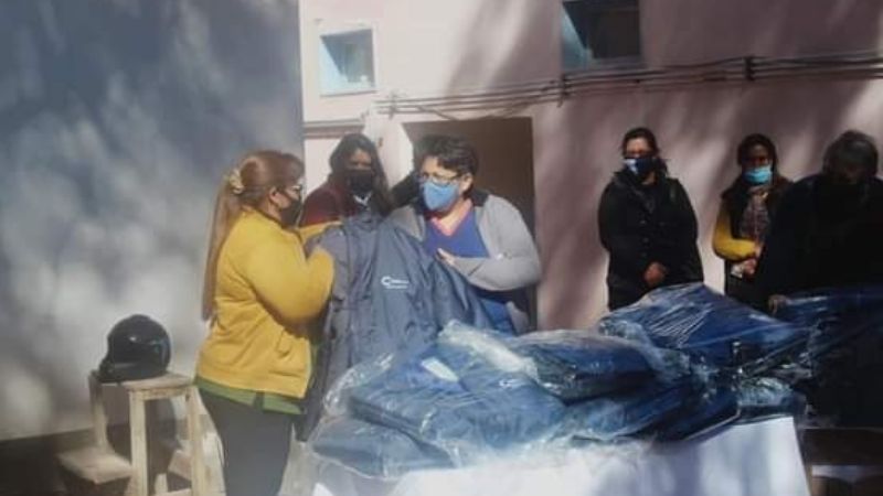 Entregan vestimenta al personal sanitario