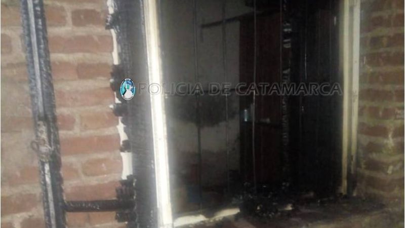 Policías sofocaron un incendio en una vivienda