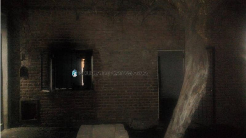 Policías sofocaron un incendio en una vivienda