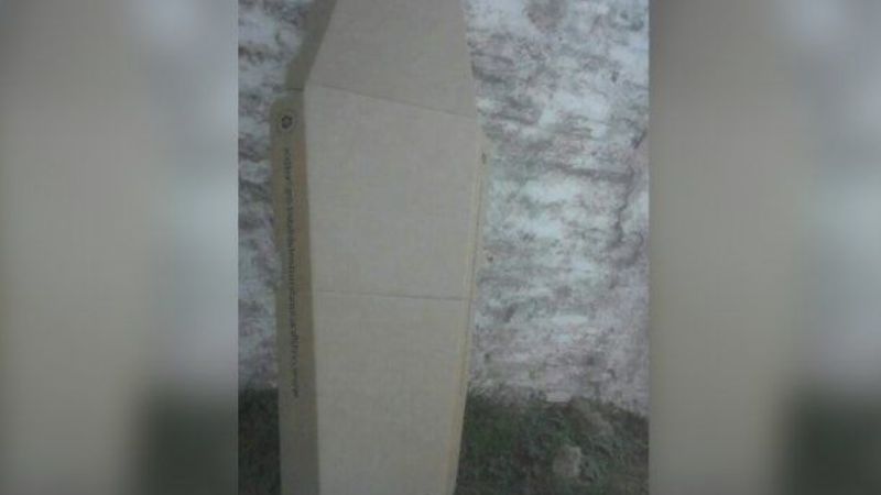 Su hijo murió, pidieron ayuda estatal y les mandaron un ataúd de cartón