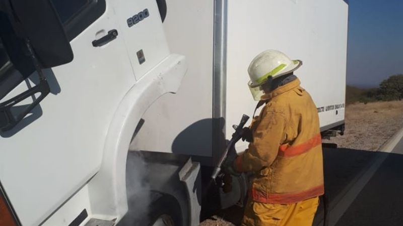 Bomberos evitaron que un camión se prenda fuego
