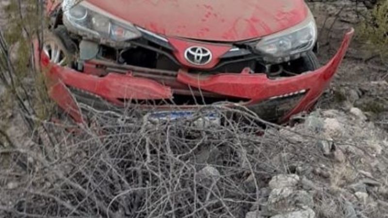 Perdió el control y terminó al costado de la ruta