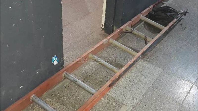 Arrestan a un joven con una escalera metálica y otros elementos