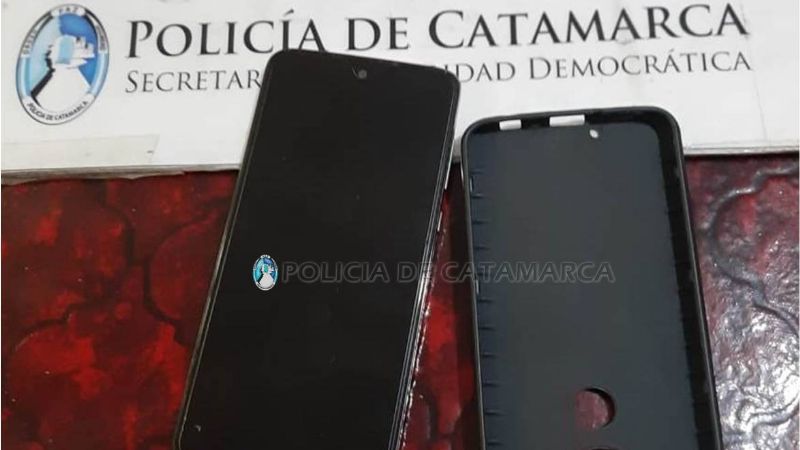 Peleó con su ex y le robó el celular