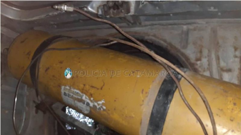 En un auto sin capot, llevaban un tubo de gas sin conectar
