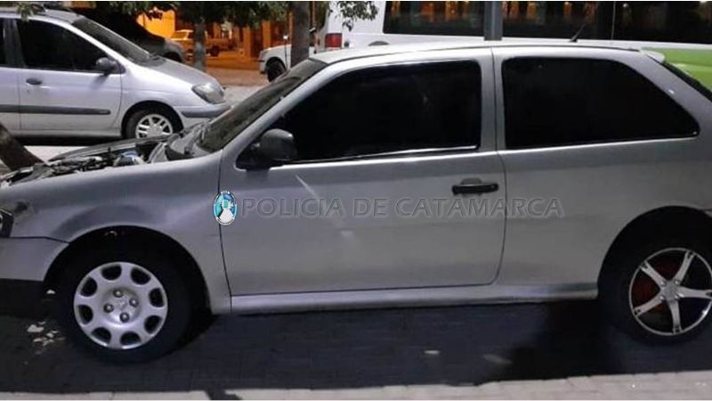 En un auto sin capot, llevaban un tubo de gas sin conectar