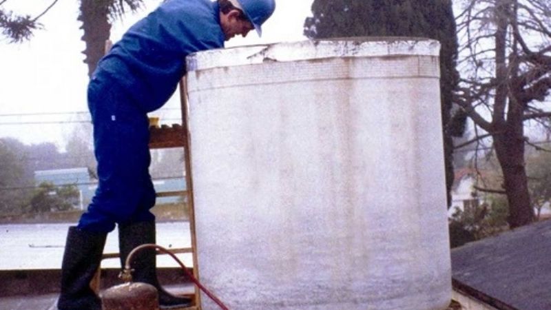 Escuelas: sugieren limpiar y desinfectar cañerías y tanques de agua