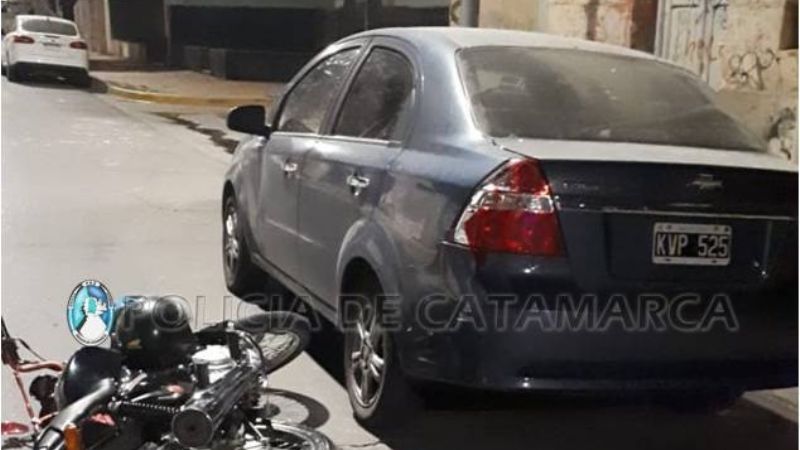 Motociclista se estrelló contra un auto estacionado
