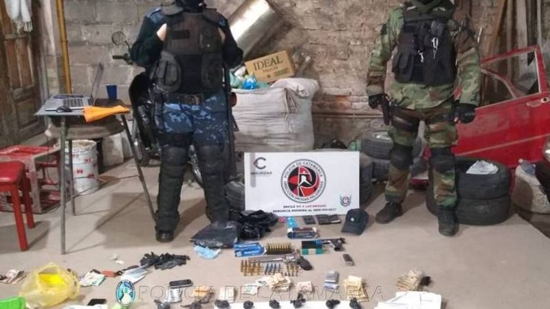 Detienen a un hombre, secuestran 845 gr. de cocaína, armas y dinero