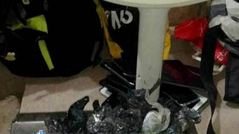 Detienen a un hombre, secuestran 845 gr. de cocaína, armas y dinero