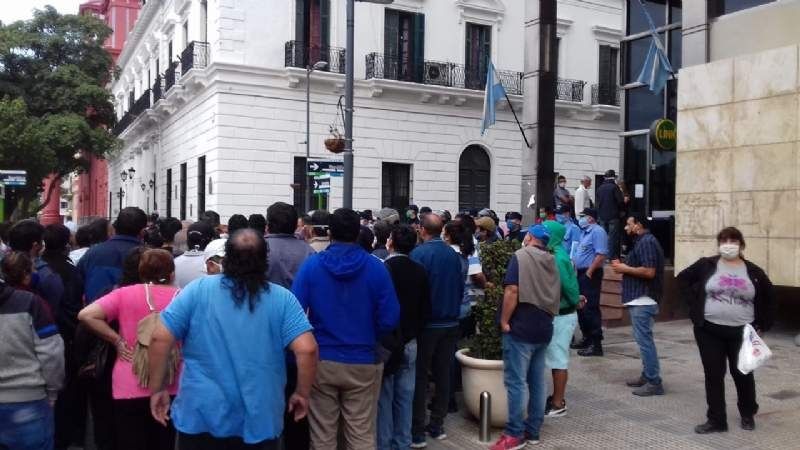 Cientos de empleados públicos se manifiestan por temor a descuentos