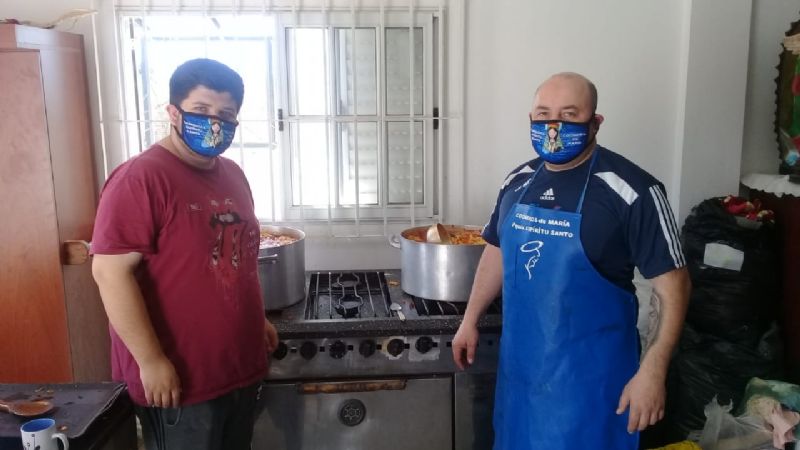 La olla solidaria sigue compartiendo alimentos a familias necesitadas