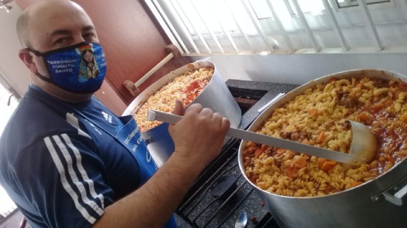 La olla solidaria sigue compartiendo alimentos a familias necesitadas
