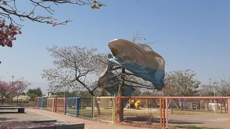 Se voló la bandera nacional del Parque de los Niños