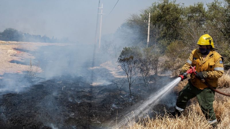 Contienen incendios en Banda de Varela y Ruta Nacional N°38
