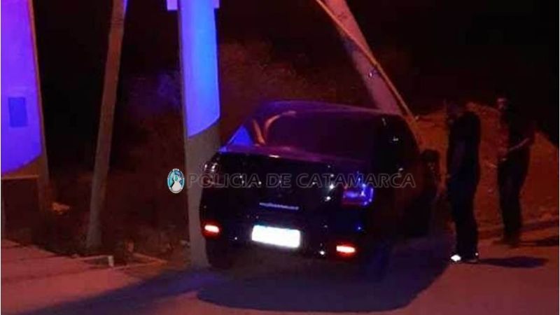 Arrestados por conducir ebrios y chocar contra una columna