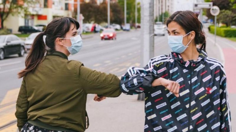 Ni abrazos, ni besos, ni choque de codos: cómo saludarse para protegerse