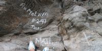 IMAGEN DE LA VIRGEN DEL VALLE y las impresentables pintadas sobre la piedra. 