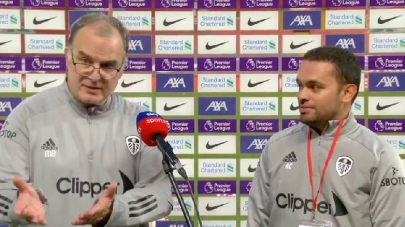 Bielsa también debutó con sus extravagancias en la Premier League