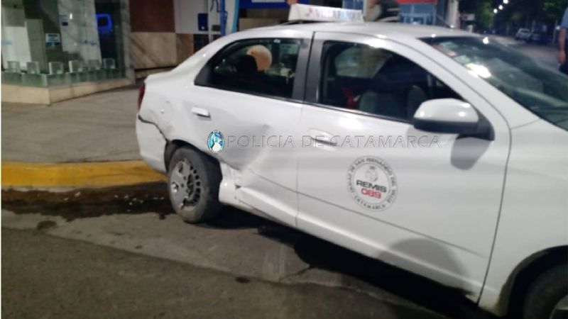 Remis chocó con un auto en esquina céntrica