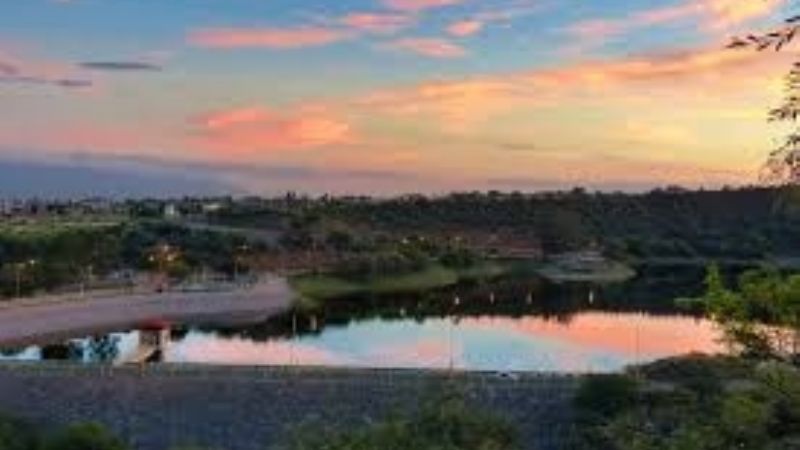 Policías le salvaron la vida y los agredió a golpes de puño