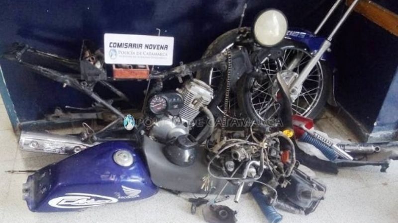 Sorprenden a 3 jóvenes desarmando una moto robada