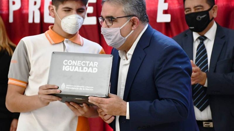 El Gobierno entregó netbooks en Pomán