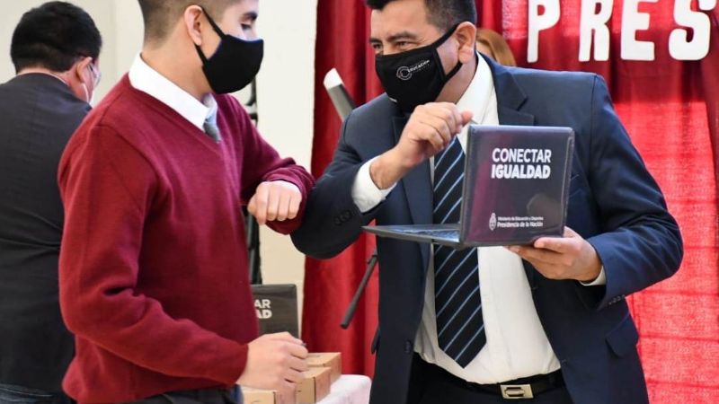 El Gobierno entregó netbooks en Pomán