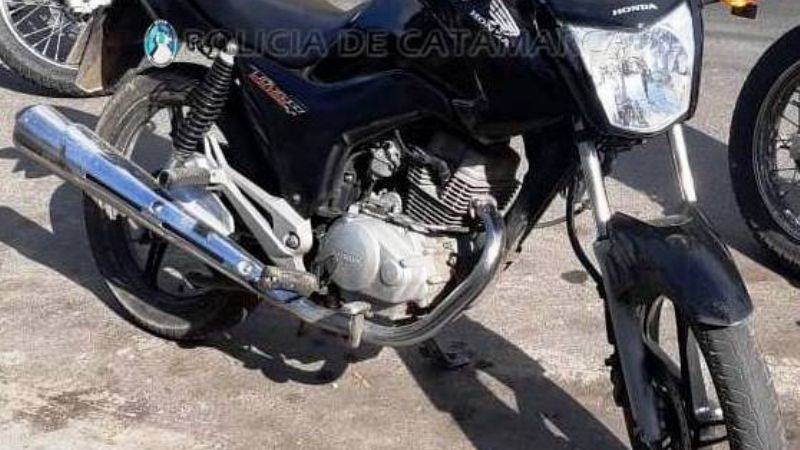 Joven aprehendido y menor demorado por circular en una moto robada