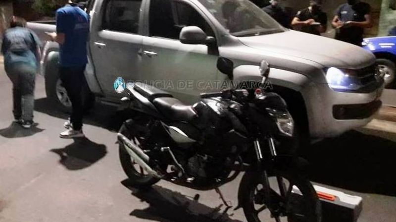 Camioneta chocó a una moto que impactó contra un auto estacionado