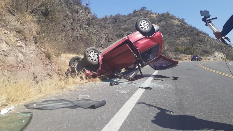 Tremendo vuelco en la Quebrada de Moreira