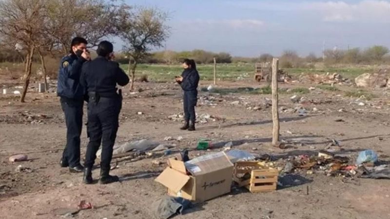 Buscan a la mujer que mató y tiró a la basura a su bebé con síndrome de Down
