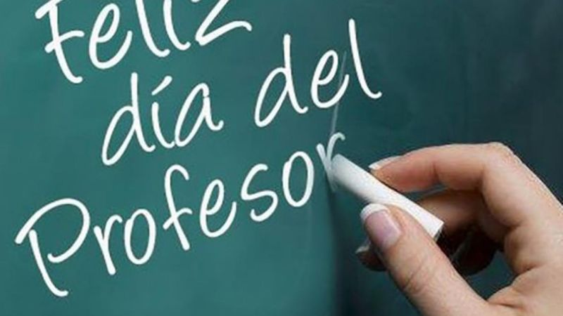 Saludan a los profesores en su día