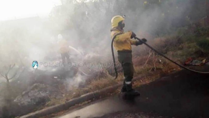 Fuego en los pastizales de un baldío