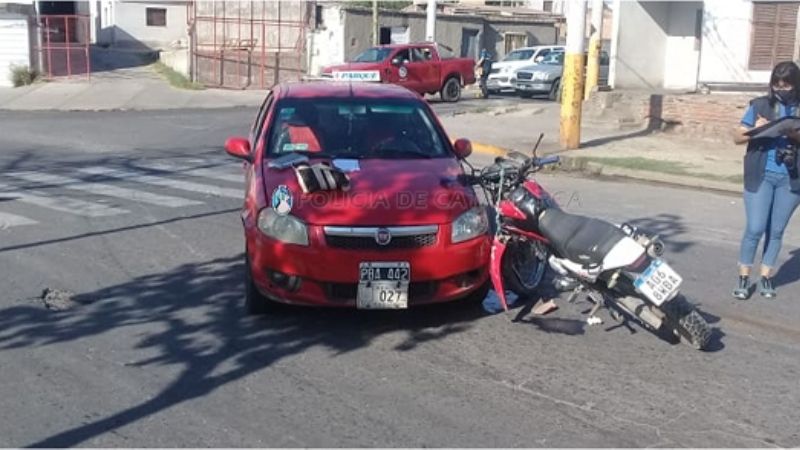 Una moto y un auto protagonizaron un siniestro vial