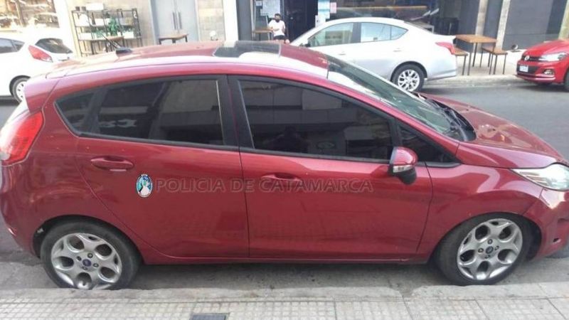 Jóvenes consumían alcohol en un auto y tenían dos dosis de marihuana