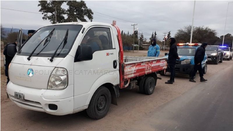 Escapó de un control en un camión, fue atrapados y golpeó a policías