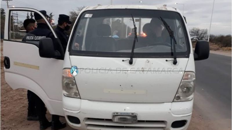 Escapó de un control en un camión, fue atrapados y golpeó a policías