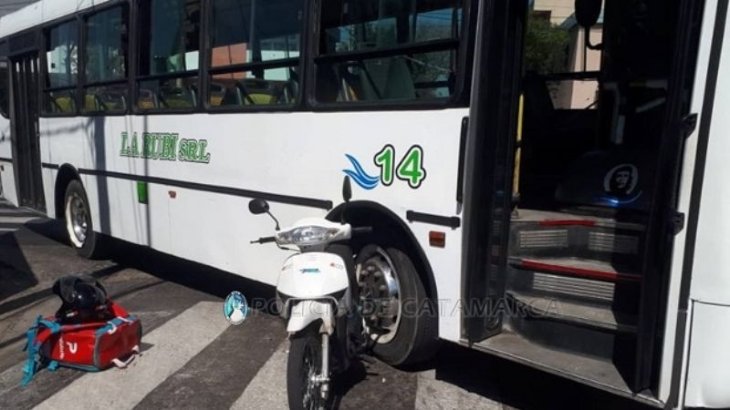 Un colectivo y una moto protagonizaron un siniestro vial