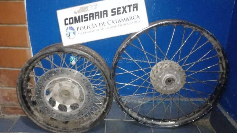 Persecución en un barrio por el robo de dos llantas de moto