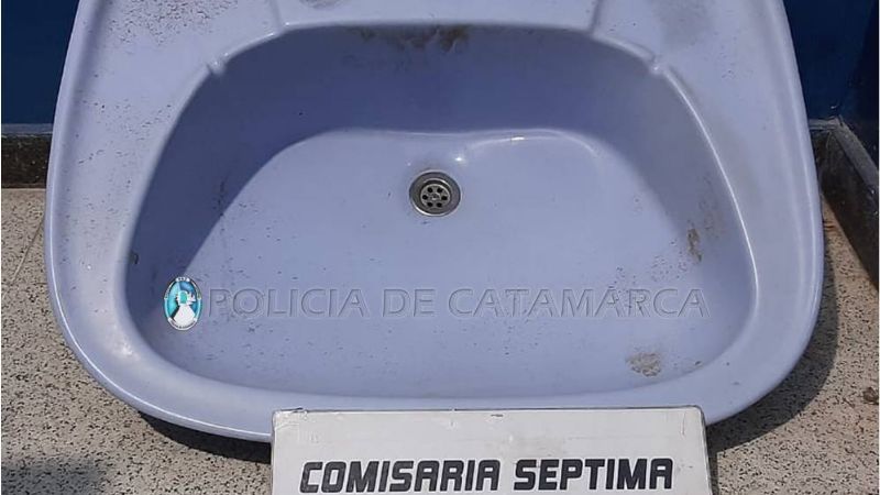 Demoran a un adolescente con un lavatorio