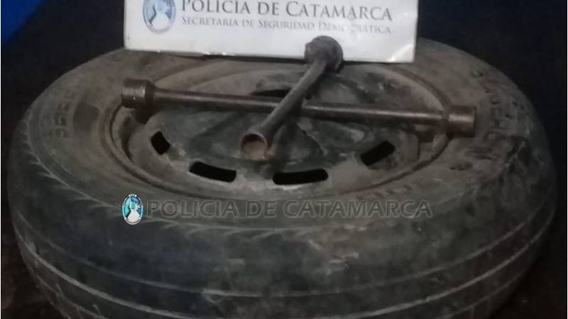 Dos detenidos con una rueda y una llave cruz