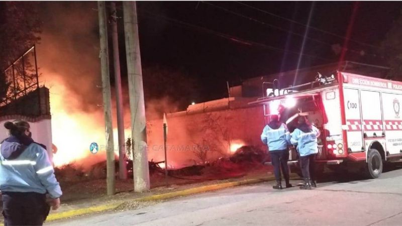 Incendio de pastizales en un baldío sobre la ruta 4