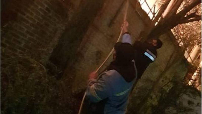 Incendio de pastizales en un baldío sobre la ruta 4