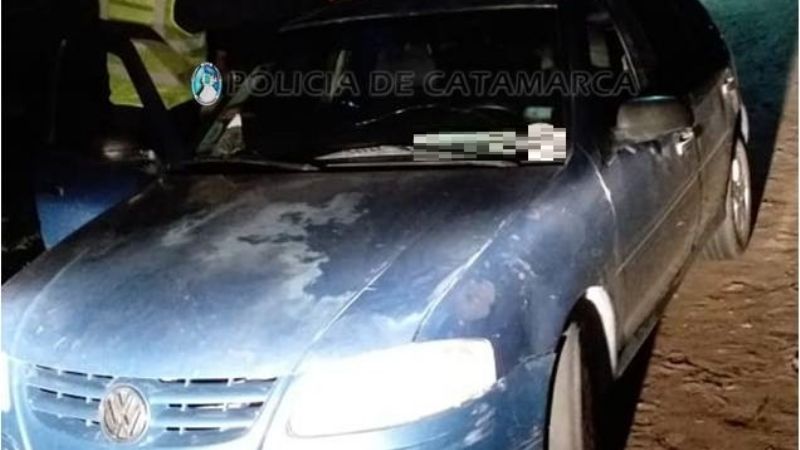 Detienen a dos hombres que circulaban en auto alcoholizados