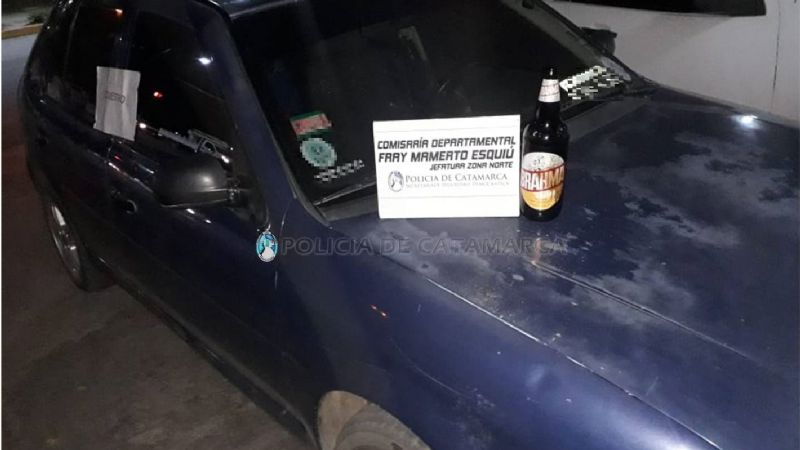Detienen a dos hombres que circulaban en auto alcoholizados