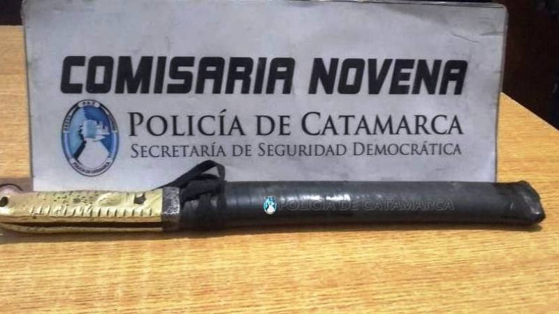 Jubilado amenazó de muerte a su pareja e hijastra con un arma blanca