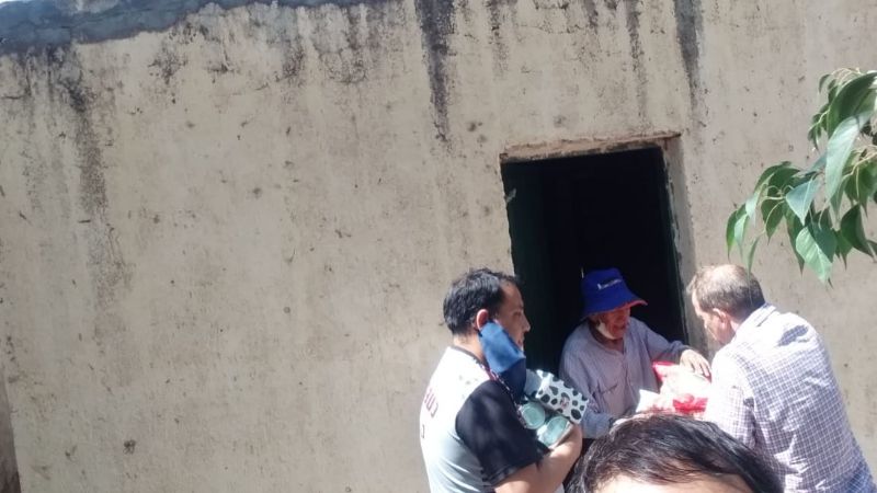 Entrega solidaria de alimentos a vecinos de la Capital