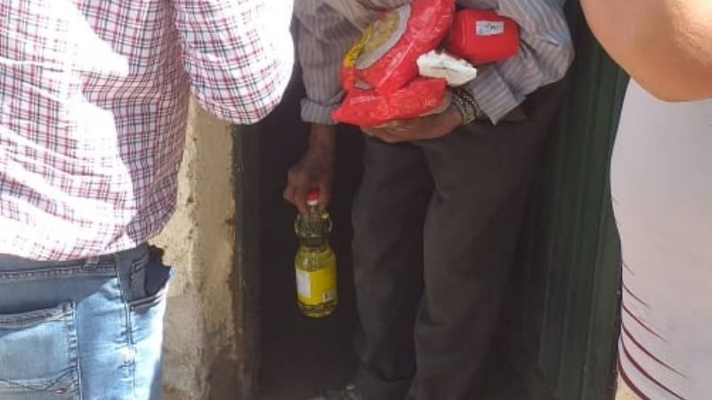 Entrega solidaria de alimentos a vecinos de la Capital