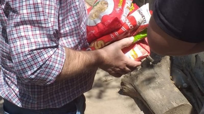 Entrega solidaria de alimentos a vecinos de la Capital